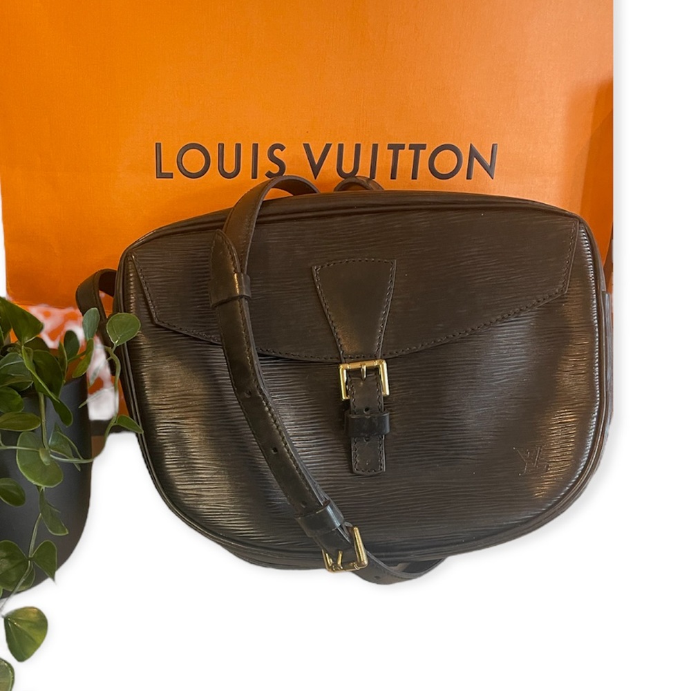Luxury giveaway, $5 Chanel. Like this listing to be notified of my next show - Picture 9 of 13